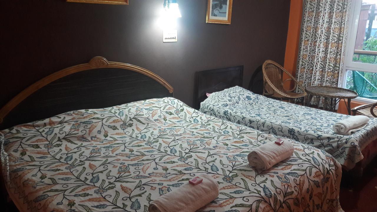 Blooming Dale Hotel Srinagar  Ngoại thất bức ảnh